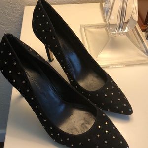 Black and gold pointy toe pumps